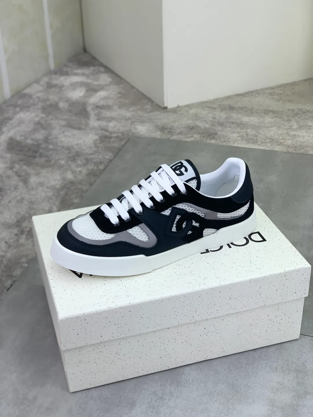 Men's shoes 💰P542💰 [New model] The latest hot style, top original quality, the official website is synchronized with "DOLCE&GABBANA [Dolce & Gabbana] ~ High quality." The effect is low-top casual DG men's shoes, loved by many celebrities, using high-end imported first-layer frosted calfskin with punched logo design + cowhide feet, simple and elegant, perfectly interpreting the latest inspiration for shoes, integrating classics and fashion. Luxurious dream, dominating fashion Suitable for drivers, light and comfortable to drive, light and breathable for outdoor travel, high-end quality, trustworthy, 4️⃣colors🉑️ to choose from! Code number: 38-46